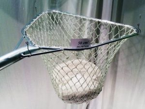 Kescher eckig aus verzinktem Stahl 50/ 30×30/2,5 mm handgeflochten